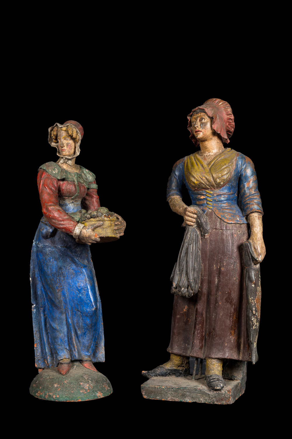 Een paar grote polychrome terracotta figuren van een vis- en fruitverkoopster, 19e eeuw