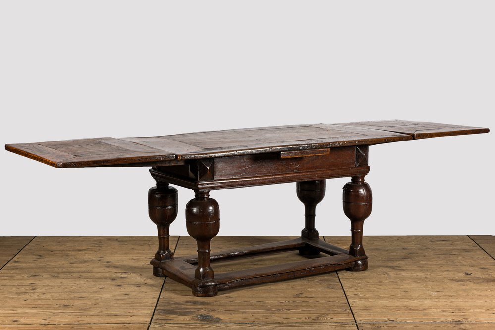 Een eikenhouten tafel met balusterpoten, 17e eeuw