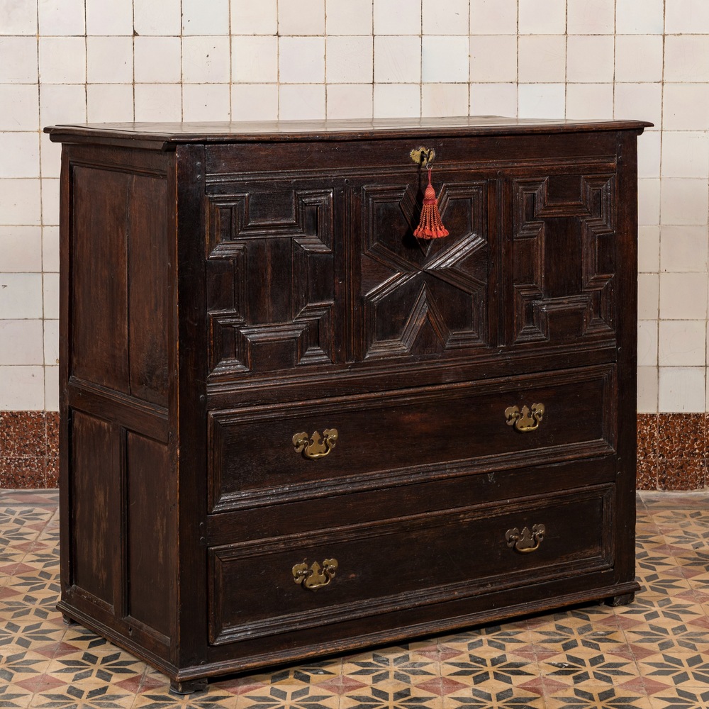 An English oak Charles II chest of drawers, 17/18th C.