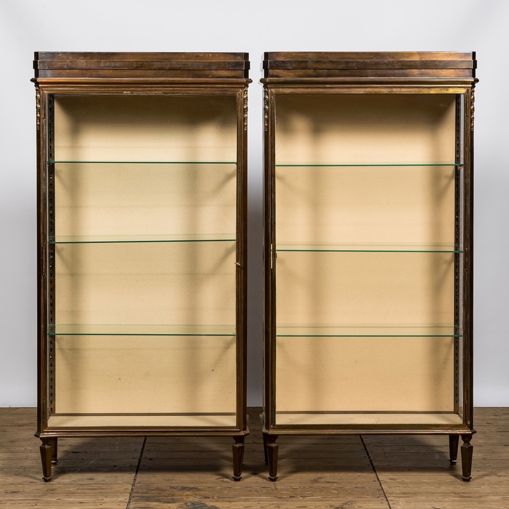 A pair of French brass display cabinets, Muller Paris, 1st half 20th C.