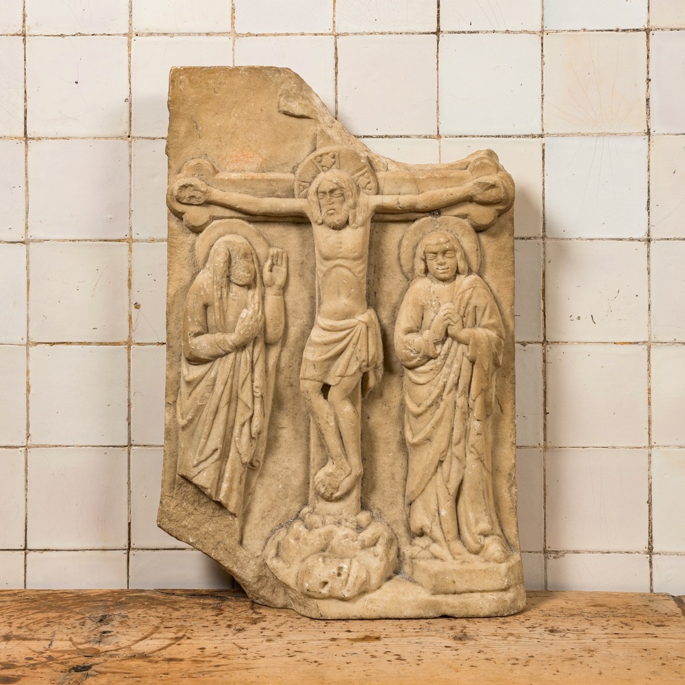 Relief en marbre sculpt&eacute; &agrave; d&eacute;cor du Christ au Golgotha, 17&egrave;me