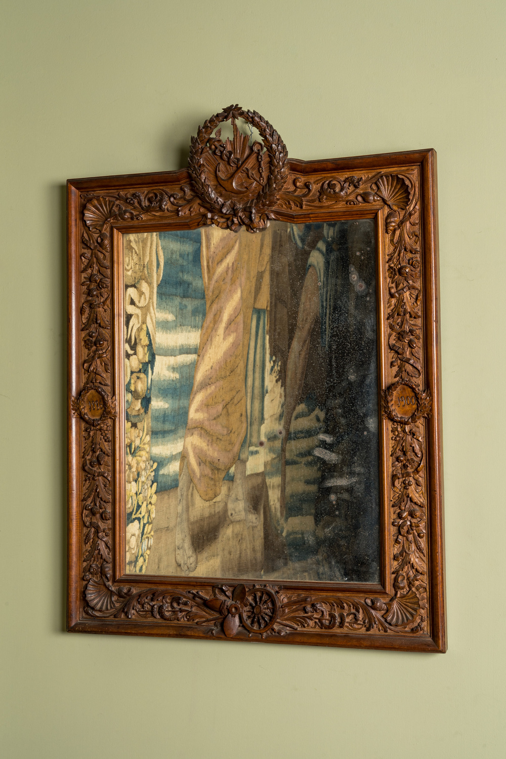 Een met maritieme emblematiek gesculpteerde houten spiegel, wellicht Frankrijk, gedat. 1900
