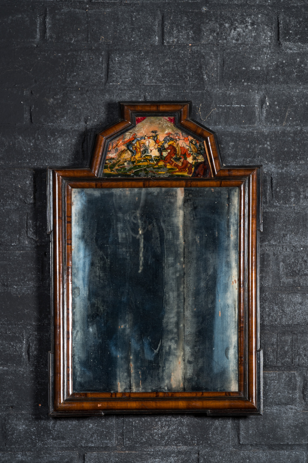 Een Hollandse mahoniehouten spiegel met ge&euml;boniseerde lijsten en een achterglasschildering, 19e eeuw