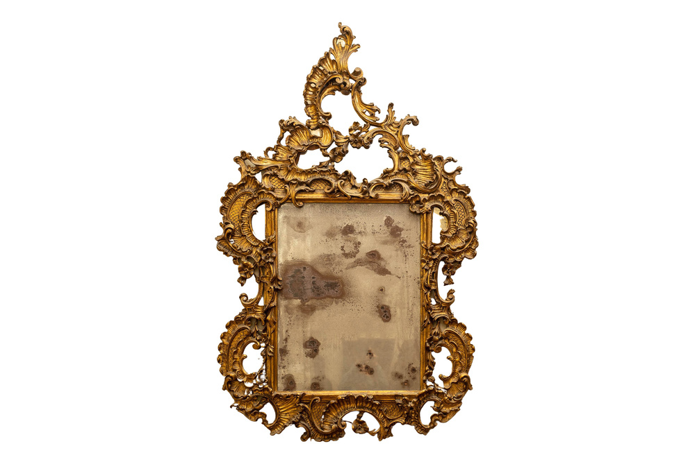 Een grote fraai gesculpteerde vergulde rococo spiegel, Itali&euml;, 18e eeuw