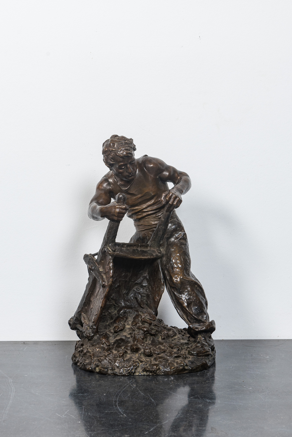 Jules A. Grosjean (?-1906): Ouvrier d&eacute;versant sa brouette, bronze patin&eacute;