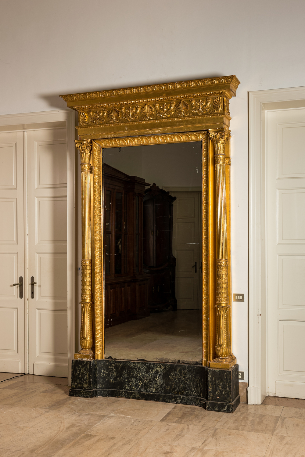 Important miroir de style Empire en bois sculpt&eacute; et dor&eacute; sur pi&egrave;tement en bois &agrave; patine faux-marbre, France, 19&egrave;me