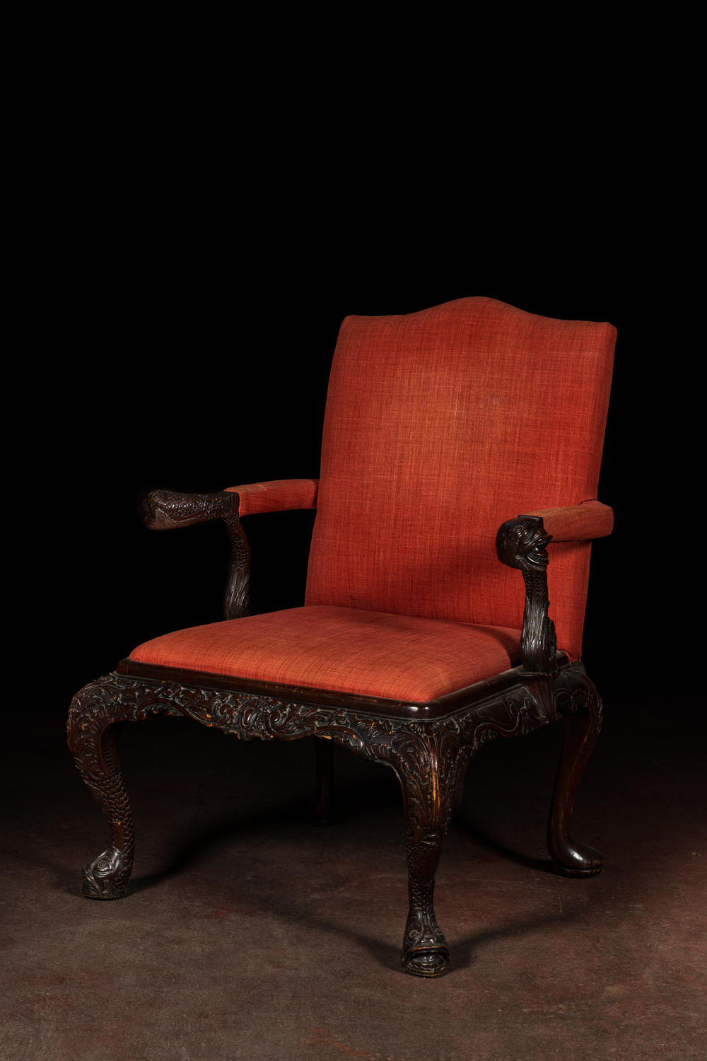 Important fauteuil de type Gainsborough en acajou massif &agrave; dossier plat, vers 1900