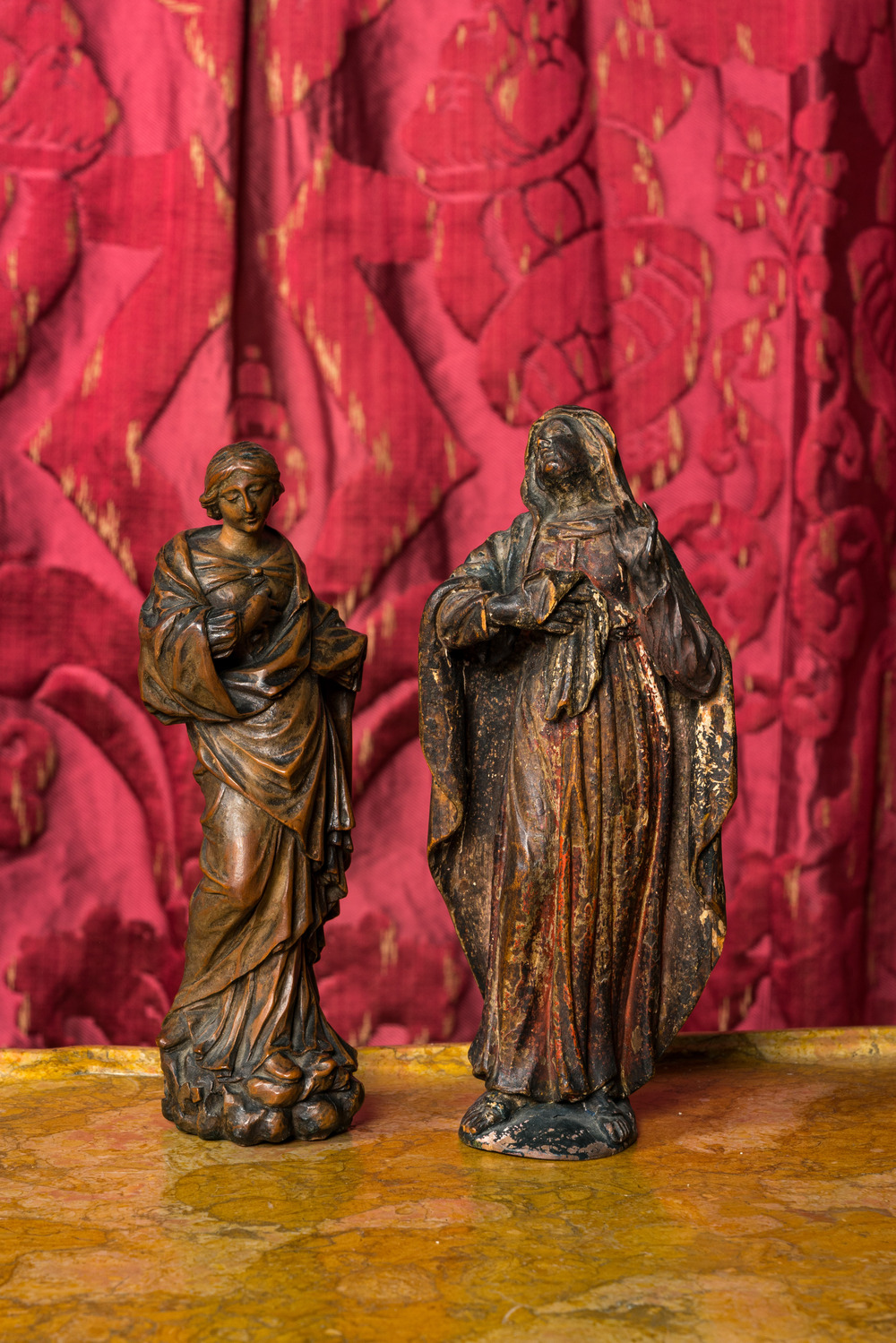 Twee houten sculpturen van Veronica en Maria, 17/18e eeuw