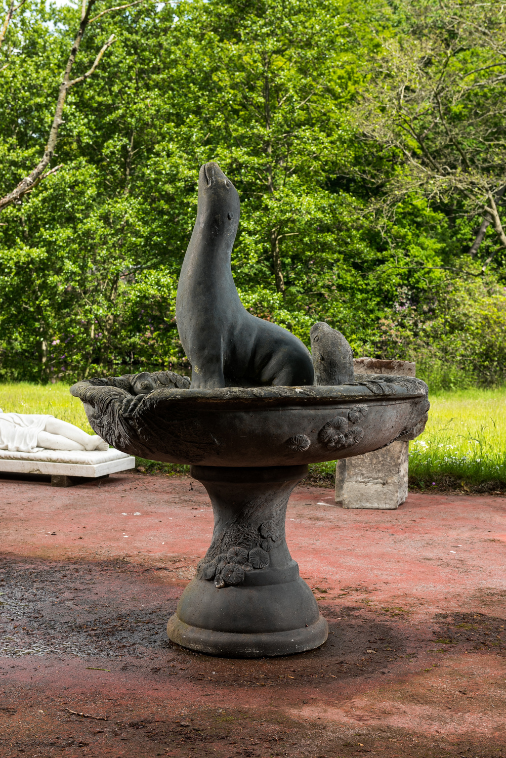 Een gepatineerde betonnen fontein met zeehonden en vissen, 20e eeuw