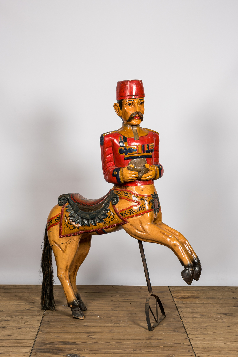 Un cheval de carrousel en bois &agrave; d&eacute;cor polychrome, 20&egrave;me