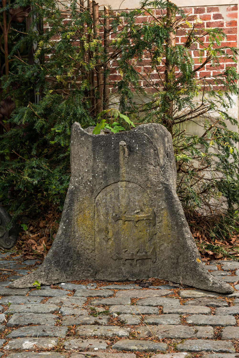 Een jardini&egrave;re in de vorm van een boomstronk met deurtje, midden 20e eeuw