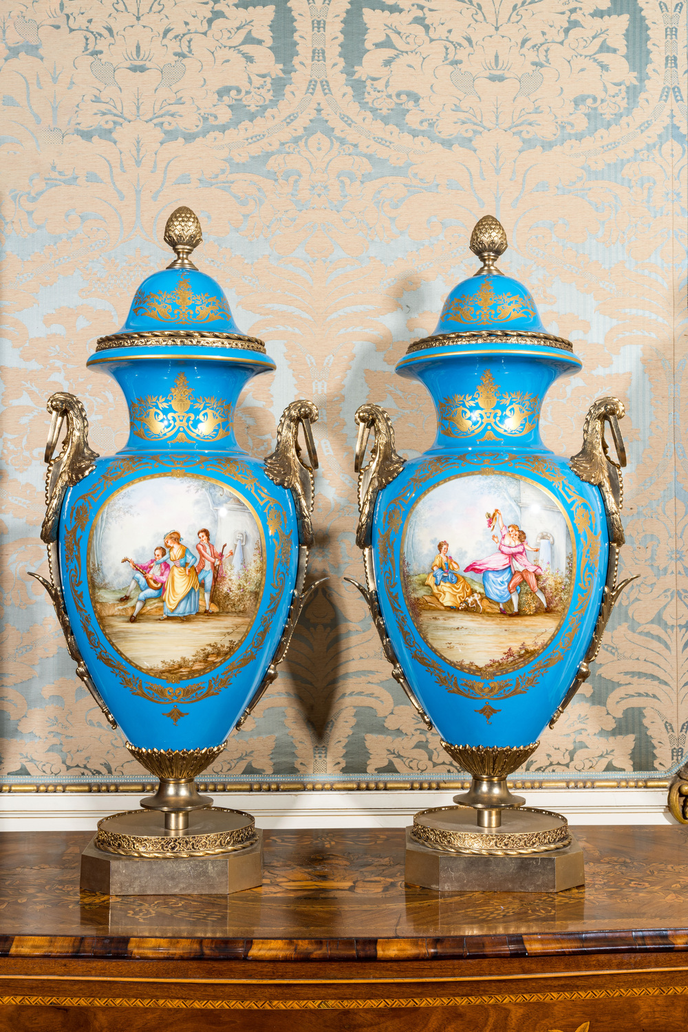 Paire de grands vases couverts en porcelaine &agrave; fond 'Bleu c&eacute;leste' dans le style de S&egrave;vres avec montures en bronze dor&eacute;, sign&eacute;s Pecchioli, 19/20&egrave;me
