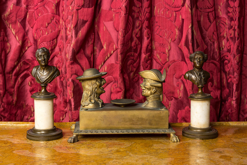 Een paar gepatineerde bronzen bustes op sokkel en een bronzen inktstel met ludieke koppen, 19e eeuw