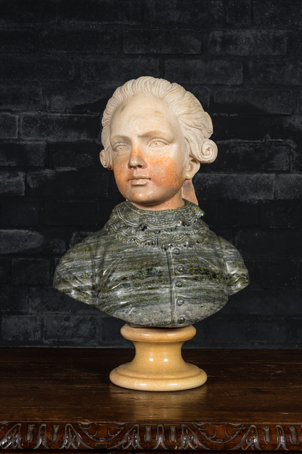 Een marmeren buste van de jonge Mozart, 20e eeuw