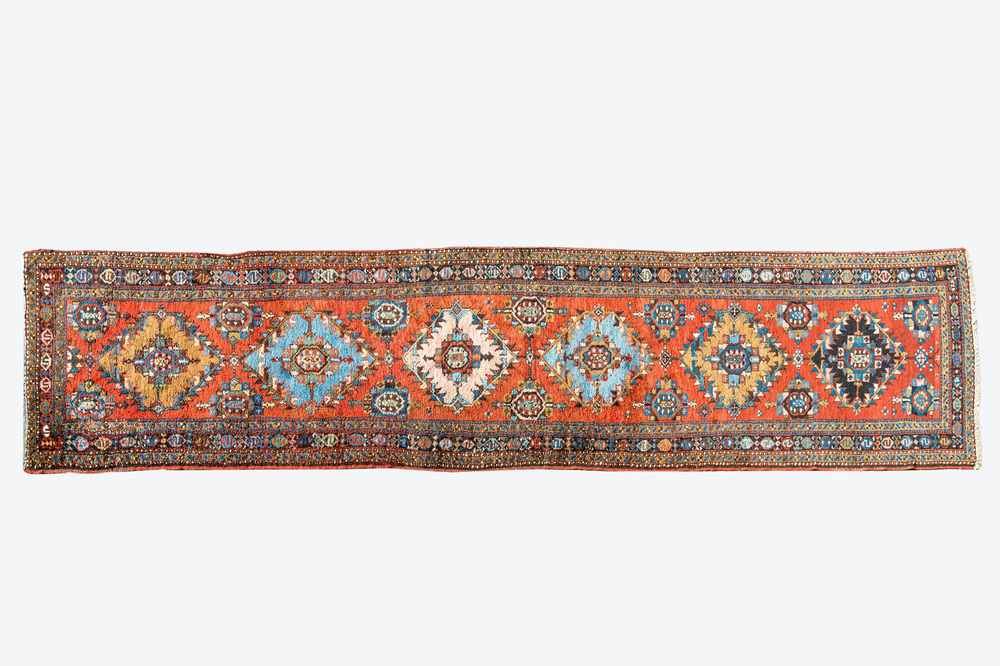 Long tapis oriental en laine &agrave; d&eacute;cor floral et de motifs g&eacute;om&eacute;triques, 20&egrave;me