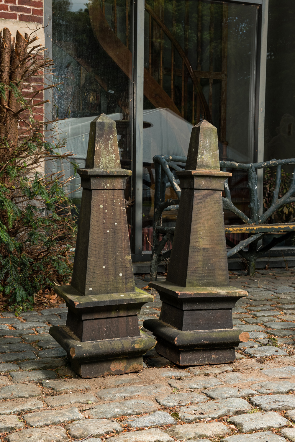 Een paar stenen tuinornamenten in de vorm van obelisken, 19/20e eeuw