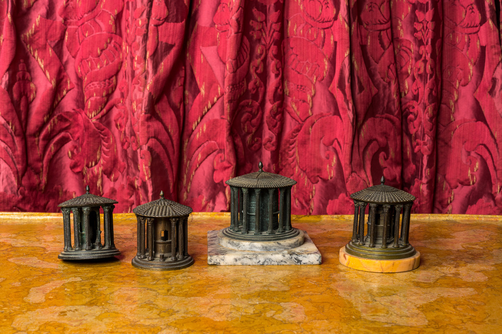 Quatre encriers en bronze patin&eacute; en forme de Temple de Vesta, Grand Tour, Italie, 19&egrave;me