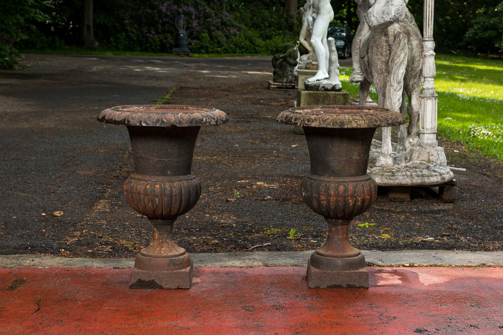 Une paire de vases de jardin de type M&eacute;dicis en fonte, 19/20&egrave;me