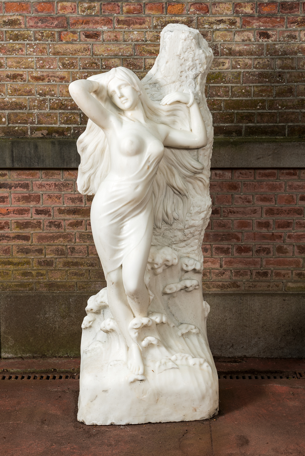 Sculpture en marbre blanc d'une nymphe de la mer encha&icirc;n&eacute;e entre les vagues, 20&egrave;me