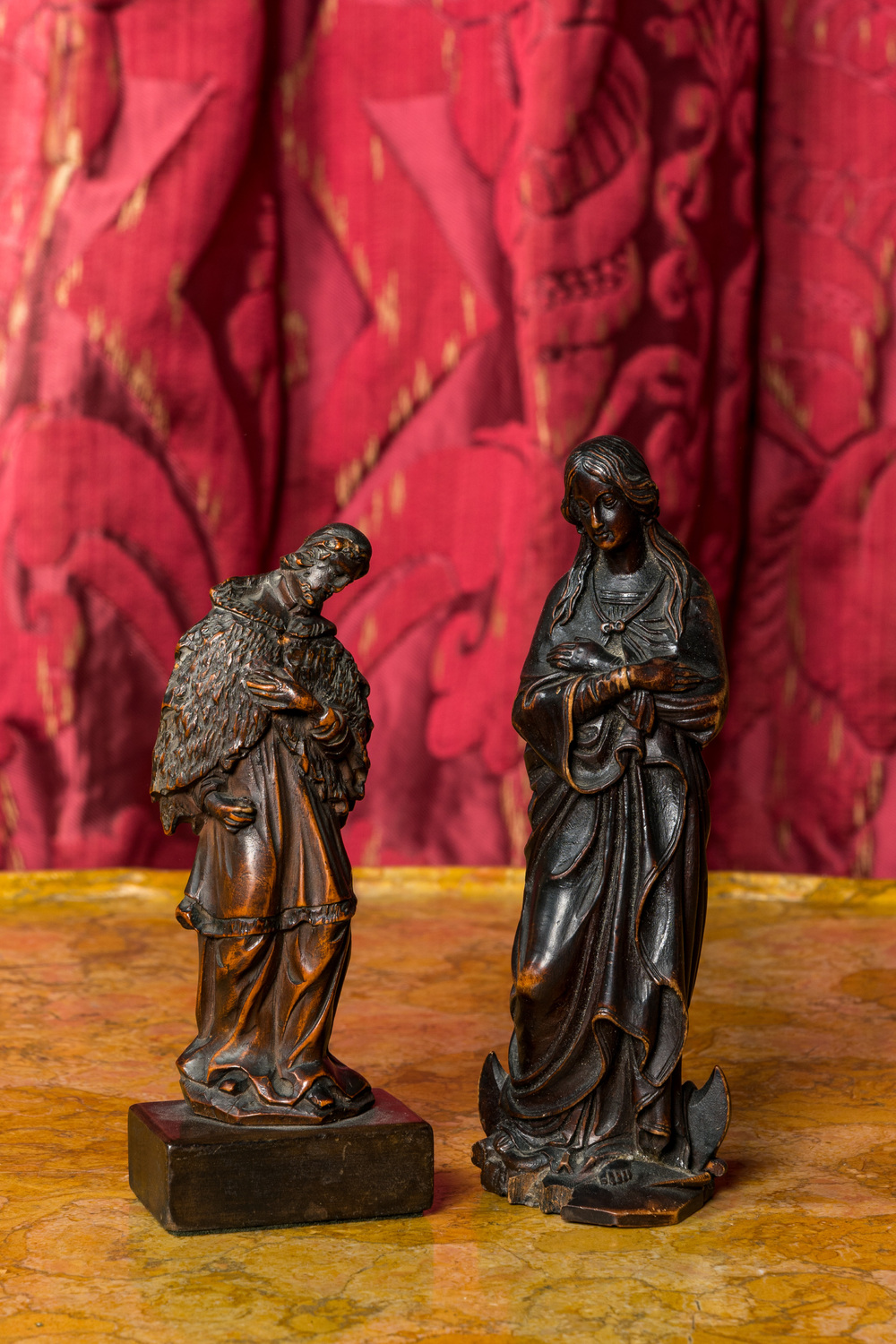 Twee houten sculpturen van Maria op de maansikkel en Johannes de Doper, 17/18e eeuw