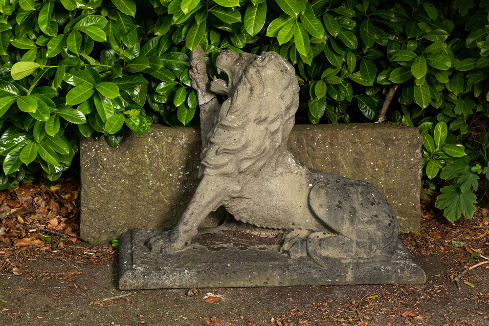Een stenen reli&euml;f van een leeuw, 19e eeuw