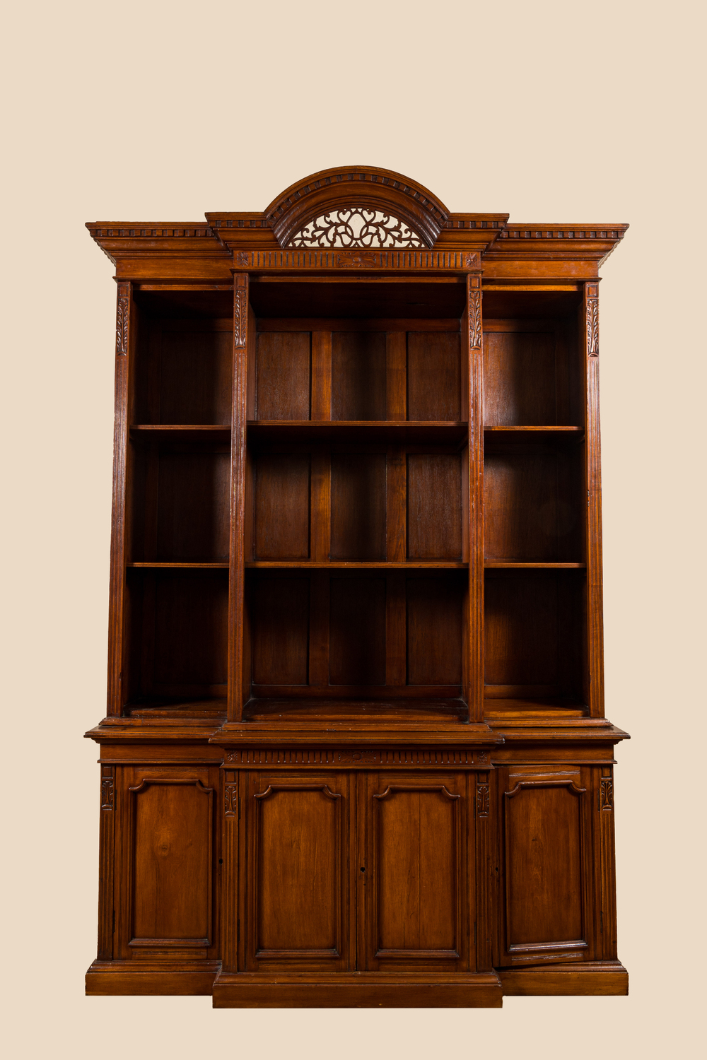 Een open bibliotheekkast met vooruitgeschoven middendeel, 19e eeuw