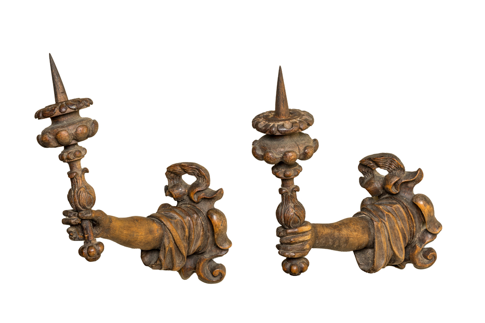 Een paar Duitse gepatineerde lindenhouten wandappliquen in de vorm van een hand met een kandelaar, 19e eeuw