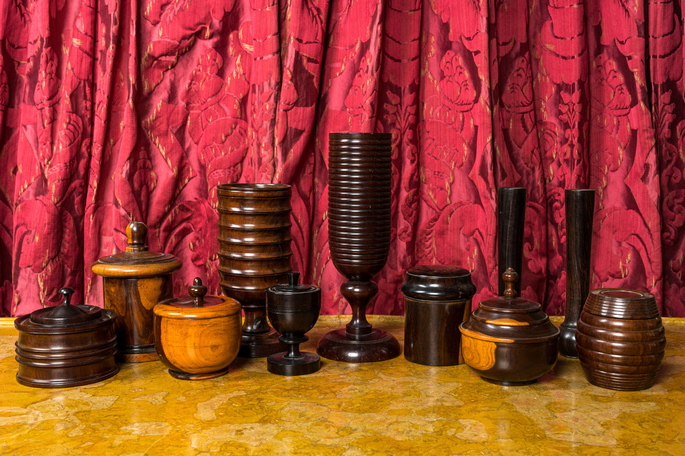 Een gevarieerde collectie vazen en dekseldozen in diverse houtsoorten, 20e eeuw