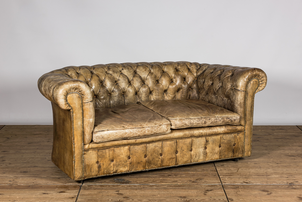 Un canap&eacute; Chesterfield en cuir, 20&egrave;me