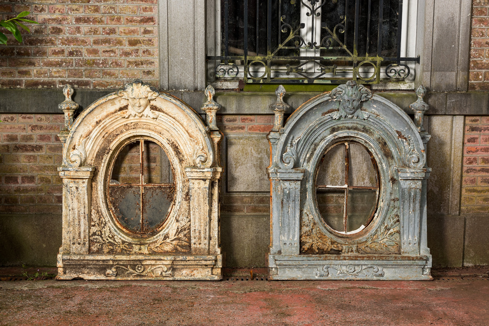 Une paire d'oeuil-de-boeufs en fonte &agrave; d&eacute;cor de mascaron, 19&egrave;me