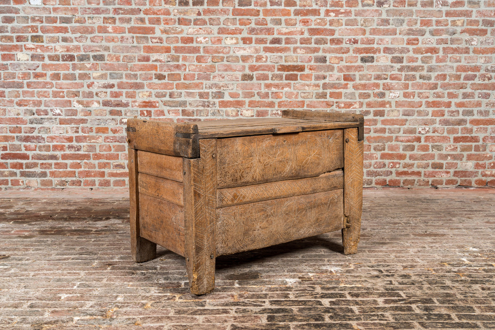 Een provinciale houten koffer, 17e eeuw