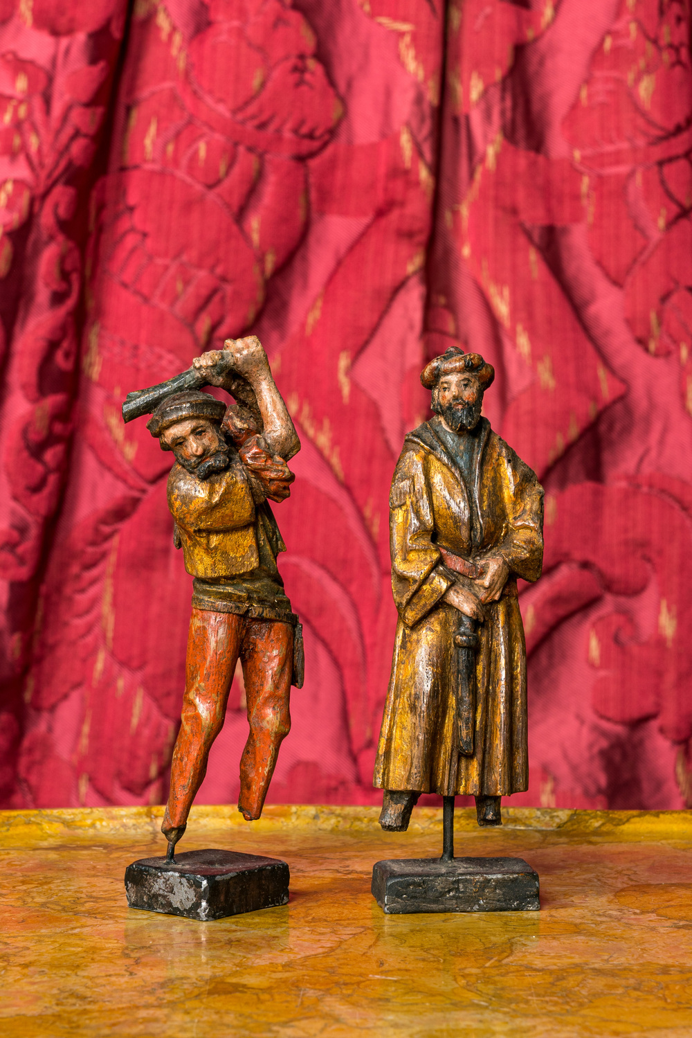 Deux figures d'un groupe de flagellation en bois polychrome et dor&eacute;, 16&egrave;me