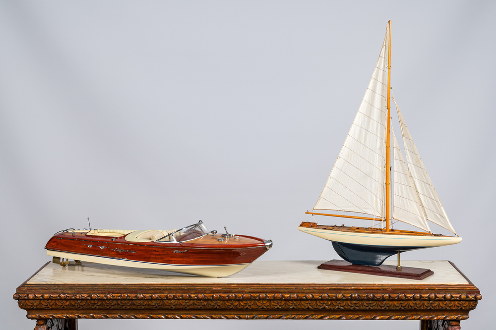 Deux maquettes d'un bateau, 20&egrave;me