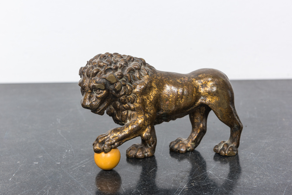 Lion en bronze cisel&eacute; et dor&eacute;, 19&egrave;me