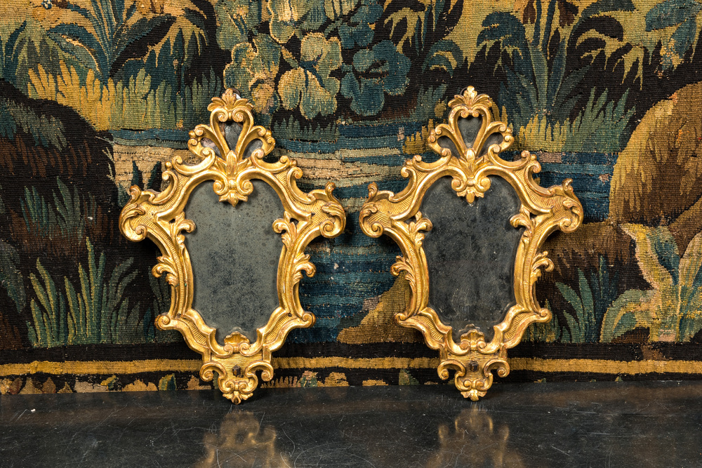 Paire de miroirs en bois sculpt&eacute; et dor&eacute; de style Louis XV, fin du 18&egrave;me