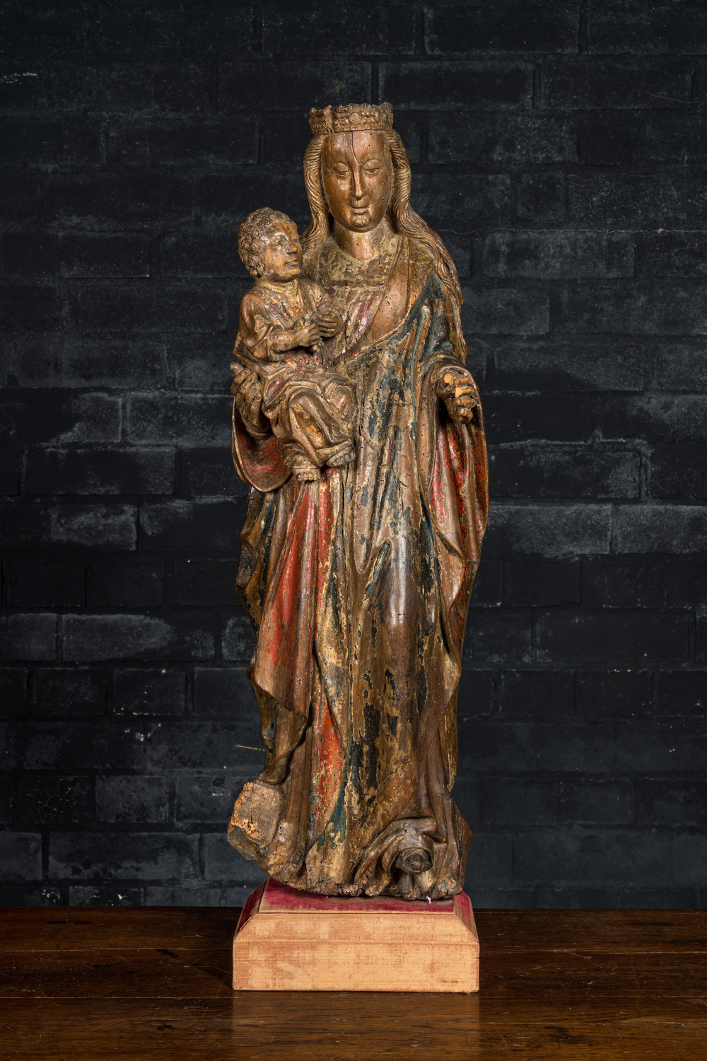 Vierge &agrave; l&rsquo;Enfant au raisin en noyer sculpt&eacute; et polychrom&eacute;, probablement Anvers, 16&egrave;me