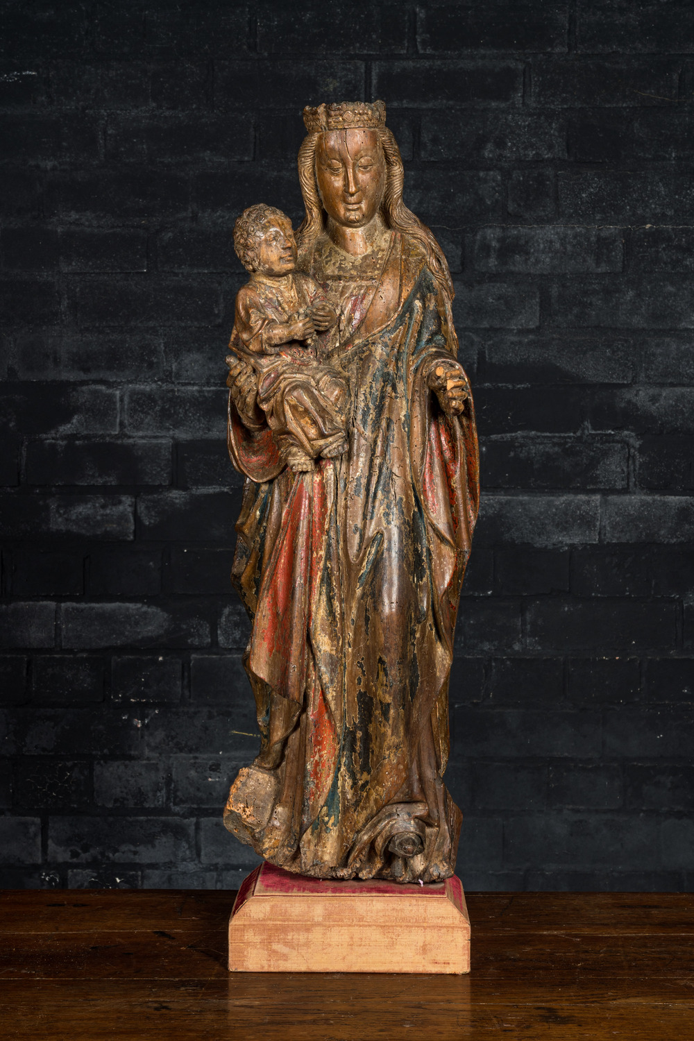 Een polychrome notenhouten Madonna met Kind met druiventros in de hand, vermoedelijk Antwerpen, 16e eeuw