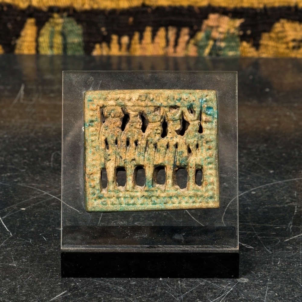 Een opengewerkte Egyptische turquoise geglazuurde amulet-plaquette, 4e-1e eeuw v.C.