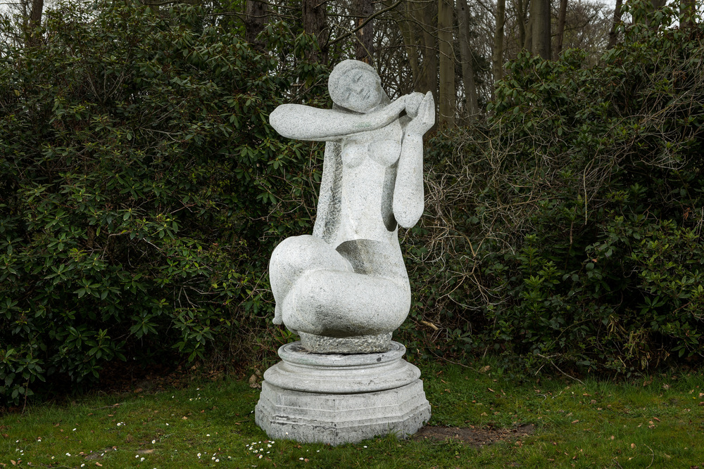 Paul Baeke (Gent, 1927-Fernelmont, 2010): 'Eva', imposante grote sculptuur in serizzo marmer
