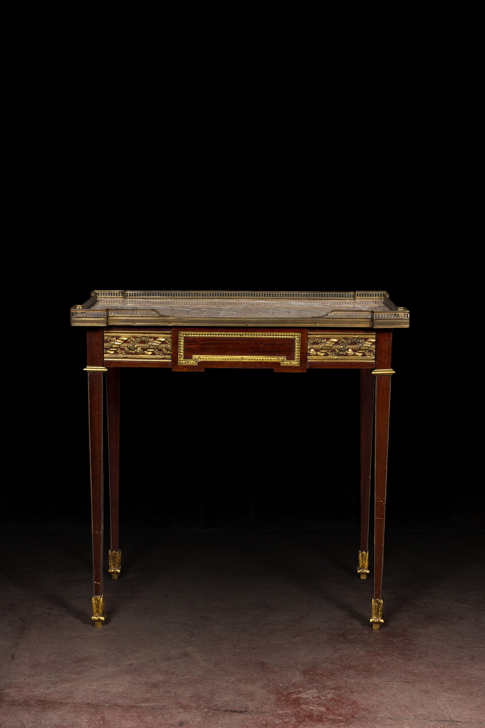 Table d'appoint de style Louis XVI en acajou aux montures en bronze et cuivre et plateau en marbre, 19/20&egrave;me