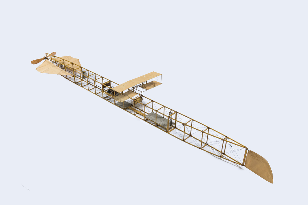 Een grote maquette of prototype van een vliegtuig uit de pioniersperiode van de luchtvaart, 1e helft 20e eeuw