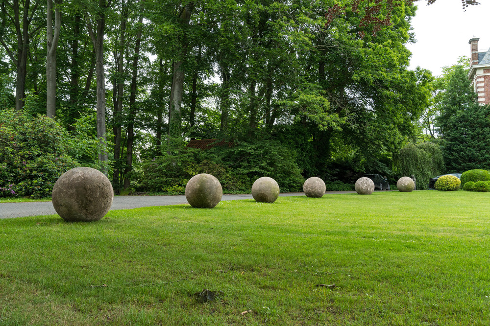 Een paar indrukwekkende uitgewassen betonnen tuinbollen, 20e eeuw
