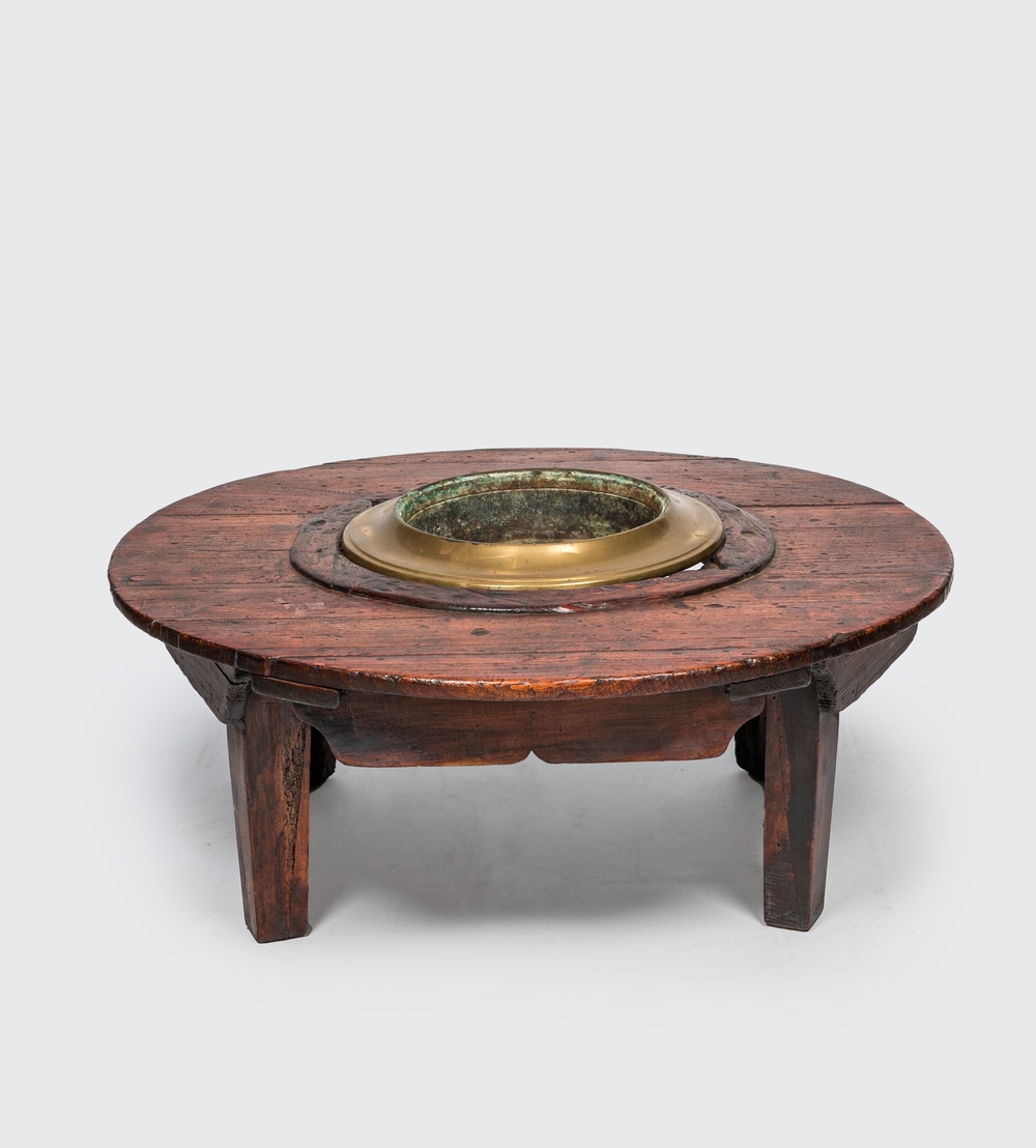 Table basse ronde en bois de pin teint&eacute; fonc&eacute; avec centre en cuivre ou bras&eacute;ro, 19/20&egrave;me