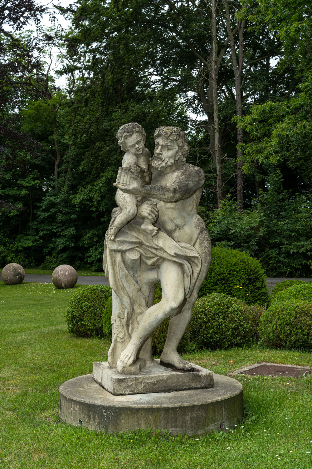 Grand groupe d'ext&eacute;rieur en pierre calcaire sculpt&eacute;e figurant Pan et Eros, 19/20&egrave;me