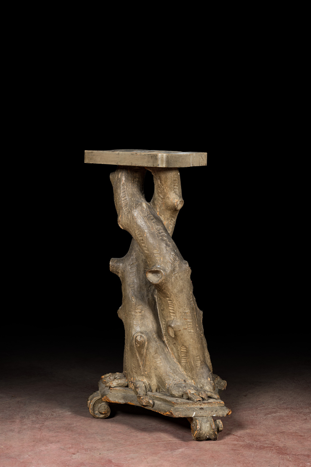 Pi&eacute;destal en bois sculpt&eacute; en forme de tronc d'arbre, 18&egrave;me