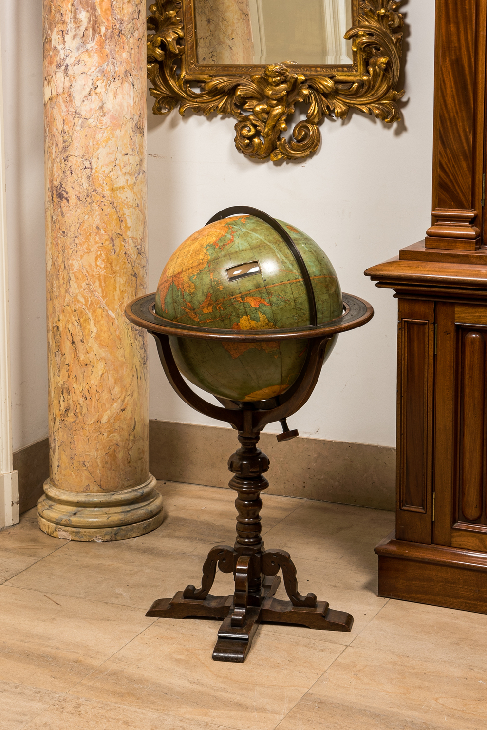 Een grote Amerikaanse bibliotheekglobe met notenhouten standaard, Williams-Pridham/ W &amp; A.K. Johnston Ltd., begin 20e eeuw