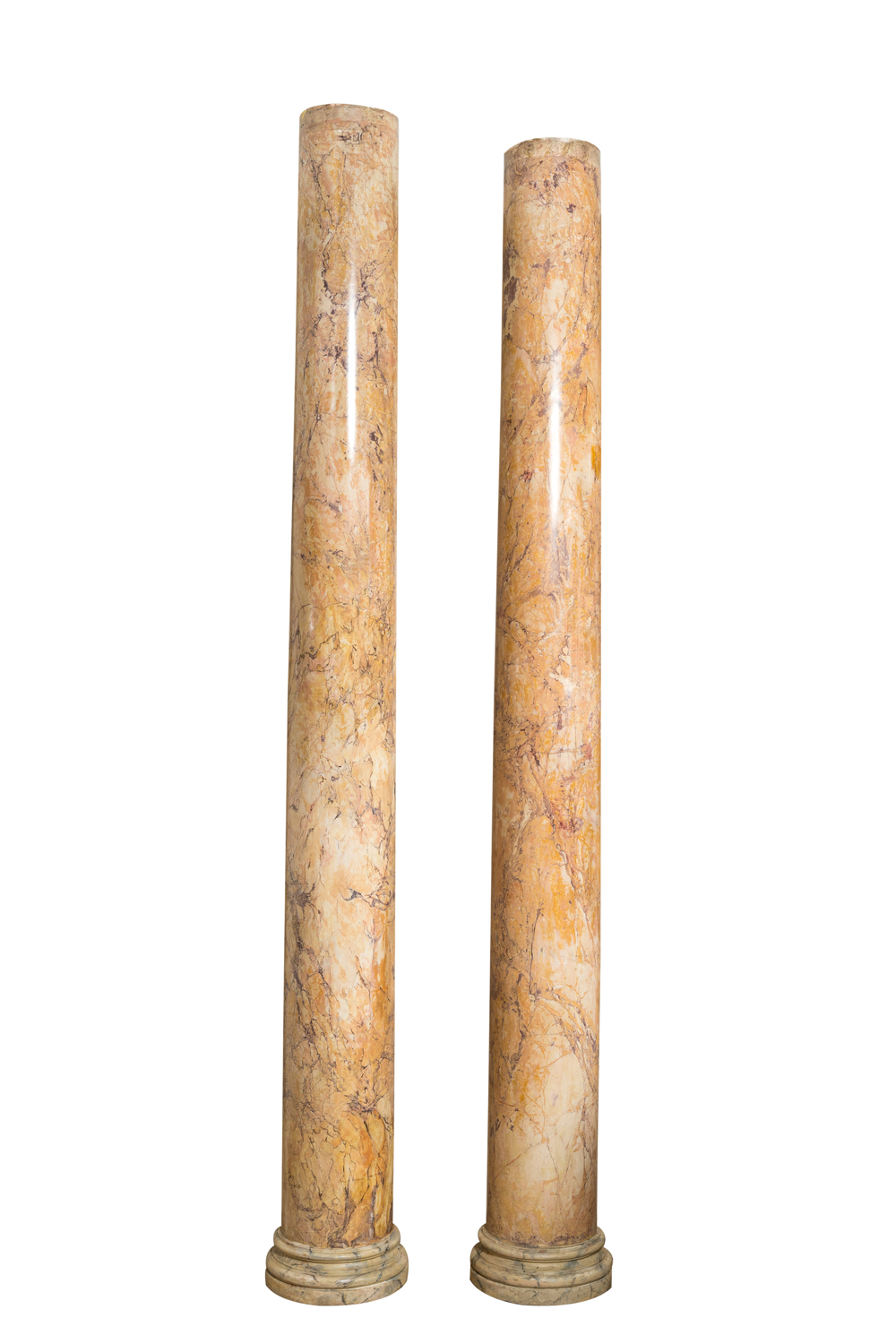 Une paire de grandes colonnes en faux marbre scagliola, probablement 19&egrave;me