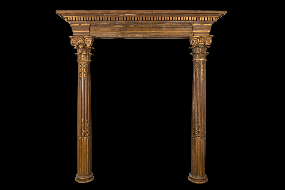 Een deels verguld houten portaal met twee zuilen met Ionische kapitelen, 18/19e eeuw