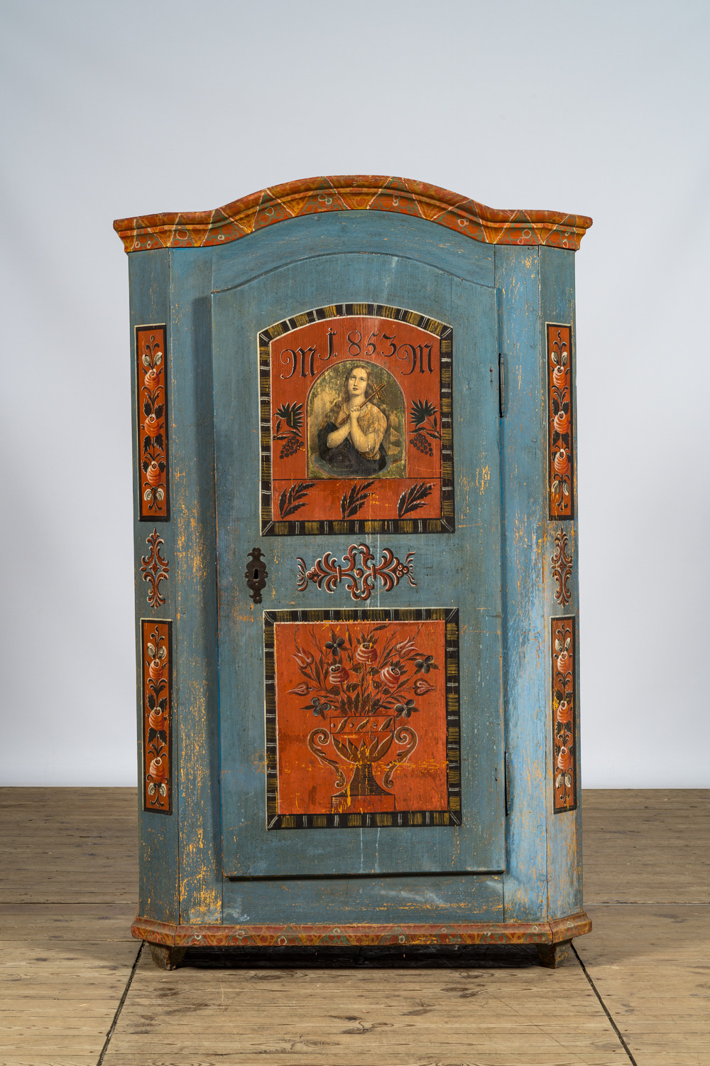 Een Duitse polychrome houten linnenkast met &eacute;&eacute;n deur, gedat. 1853