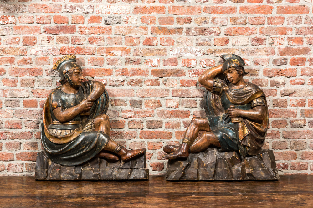 Paire de soldats romains en bois sculpt&eacute; et polychrom&eacute;, 18&egrave;me